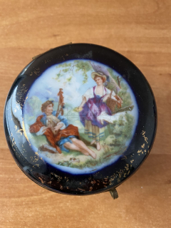 Porcelánová krabička s romatickým výjevem. Německo