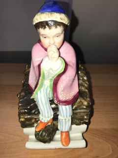 Porcelánová dóza chlapec