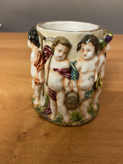 Porcelánová dóza s 8 postavami
