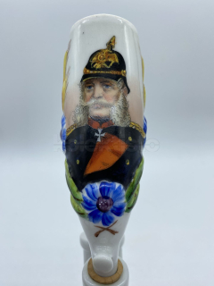Porcelánová fajfka s plastikou císaře Viléma I.