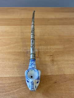 Porcelánová dýmka s kovovou troubelí