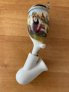 Porcelánová fajfka s motivem myslivce a dívky