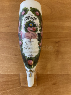 Porcelánová fajfka se zahradnický motivem