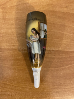 Porcelánová fajfka s erotickým motivem