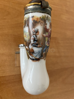 Porcelánová fajfka labutěnka se zamilovaným párem