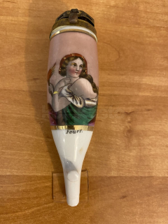 Porcelánová fajfka se ženou