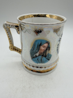 Porcelánový hrnek s náboženským motivem