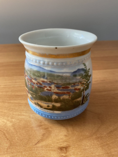 Porcelánový hrnek s obrázkem města VÖCKNABRUCK