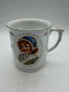 Porcelánový hrnek s děvčátkem