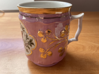 Porcelánový hrnek s malbou motýlů