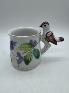 Porcelánový hrnek s ptáčkem
