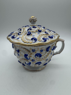 Porcelánový hrnek s poklopem