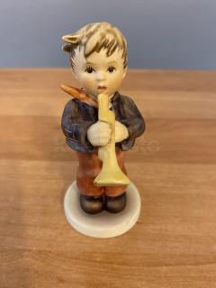 Porcelánová figurka CHLAPEC S TRUBKOU