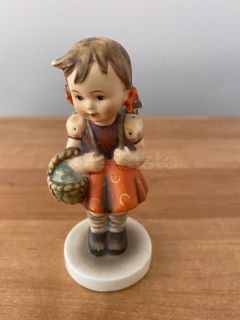 Porcelánová figurka DĚVČÁTKO S KOŠÍKEM