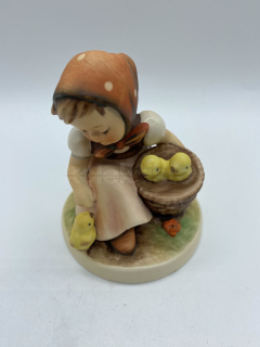 Porcelánová figurka DĚVČE S KUŘÁTKY