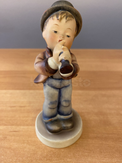 Porcelánová figurka CHLAPEC S TRUBKOU