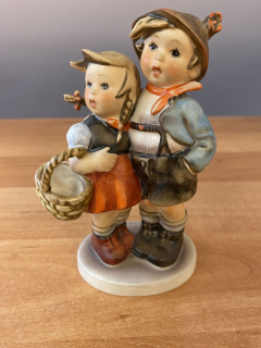 Porcelánová figurka DĚVČÁTKO S CHLAPCEM