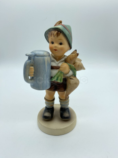 Porcelánová figurka CHLAPEC S KORBELEM