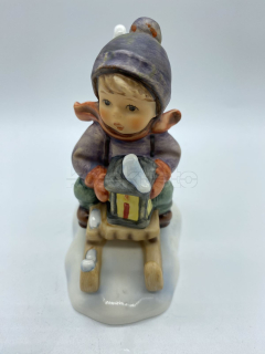Porcelánová figurka CHLAPEC NA SANÍCH