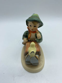 Porcelánová figurka CHLAPEC S PTÁČKEM