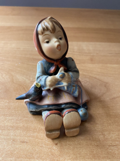 Porcelánová figurka DĚVČE S PTÁČKY