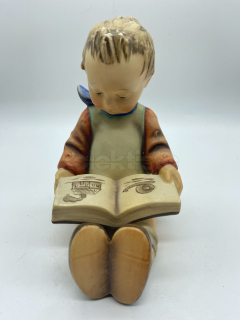 Porcelánová figurka ČTENÁŘ