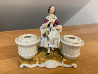 Porcelánový kalamář ženy s ovocem