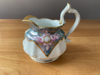 Porcelánová konvička na mléko