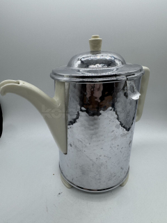 Porcelánová konvice s ochraným kovovým obalem a tepelnou izolací