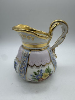 Porcelánová konvička na mléko
