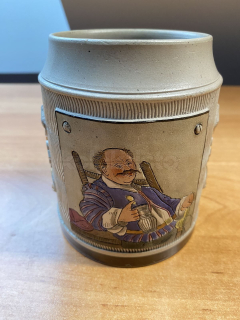 Keramický korbel s obrázkem pijáka