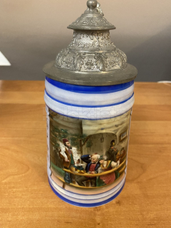 Porcelánový korbel malovaný s cínovým víkem a průsvitkou na dně