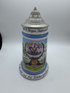 Porcelánový korbel s cínovým víkem a malbou s loveckým motivem, na dně průsvitka