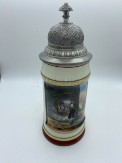 Porcelánový korbel s malbou a cínovým víkem, na dně průsvitka