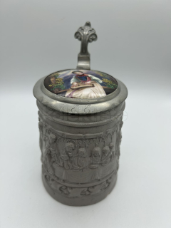Keramický korbel s cínovým víkem a porcelánovým obrázkem se ženou hrající na citaru