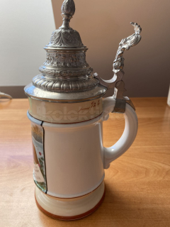 Porcelánový korbel s cínovým víkem