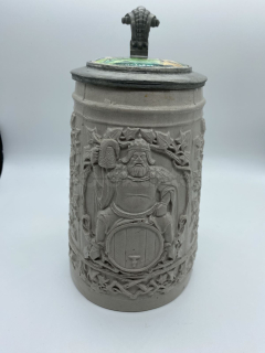 Keramický korbel s cínovým víčkem s porcelánovým víčkem, pivní tématika
