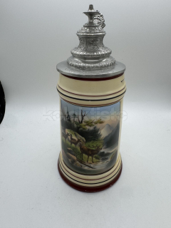 Porcelánový korbel s cínovým víkem a malbou s loveckým motivem, na dně průsvitka