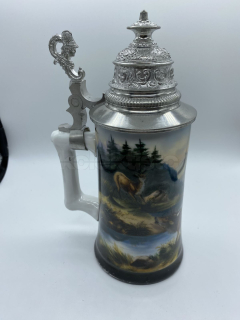 Porcelánový korbel s cínovým víkem sprůsvitkou a malbou loveckého motivu