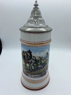 Porcelánový korbel s cínovým víkem a s průsvitkou a malbou sedláckého motivu