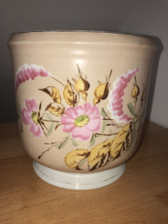 Porcelánový květníks malbou květin
