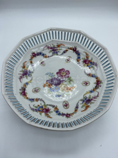 Porcelánová děrovaná miska, rok ca 1920