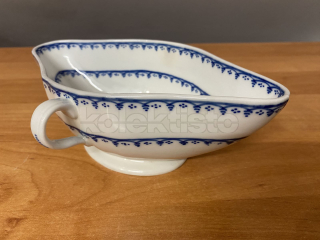Porcelánový omáčník, modré zdobení pod lazurou