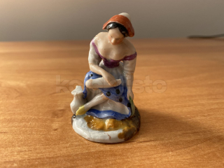 Porcelánová soška ženy
