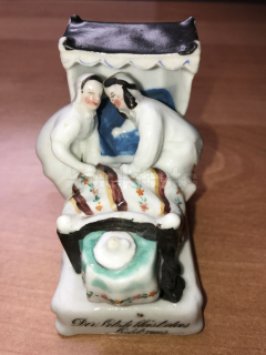 Porcelánová soška uléhajícího manželského páru
