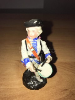 Porcelánová soška bubeníka