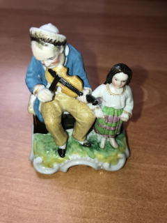 Porcelánová soška houslista s dívkou