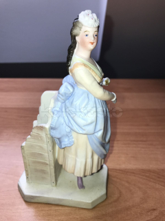 Porcelánová soška ženy, držák na zápalky, biskvit