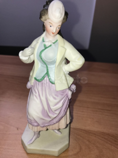 Porcelánová soška dívky, stojánek na zápalky, biskvit