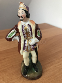 Porcelánová soška šlechtice
